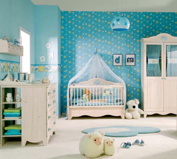 ciel-de-lit-bébé-un-lit-de-bébé-dans-une-chambre-bleue