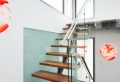 Différents designs d’ escalier flottant – une modernité étrange