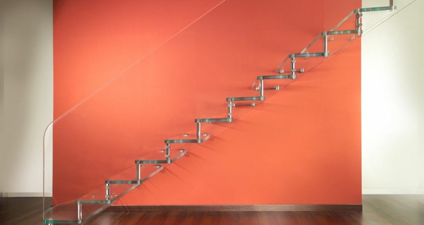 escalier-flottant-près-d'un-mur-rouge