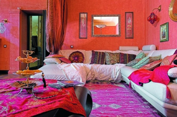 idées-inspirantes-décoration-maison-style-marocain-tapis-laine-coussins-bariolés-miroirs-cadres-bois-sculpté
