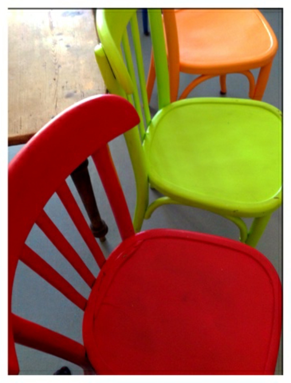 photo-des-chaise-colorés