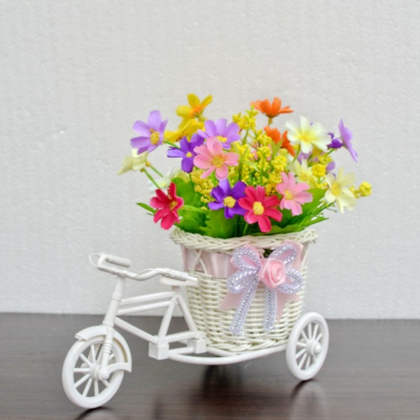 plantes-artificielles-une-bicyklette-blanche-décoration-rustique-avec-des-fleurs-artificielles