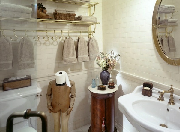 porte-serviette-de-salle-de-bain-élégant-et-miroir-rond