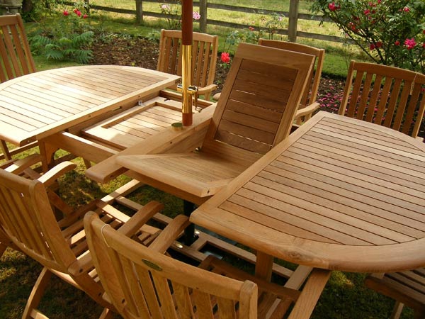 salon-de-jardin-en-teck-table-rabattable-avec-des-chaises