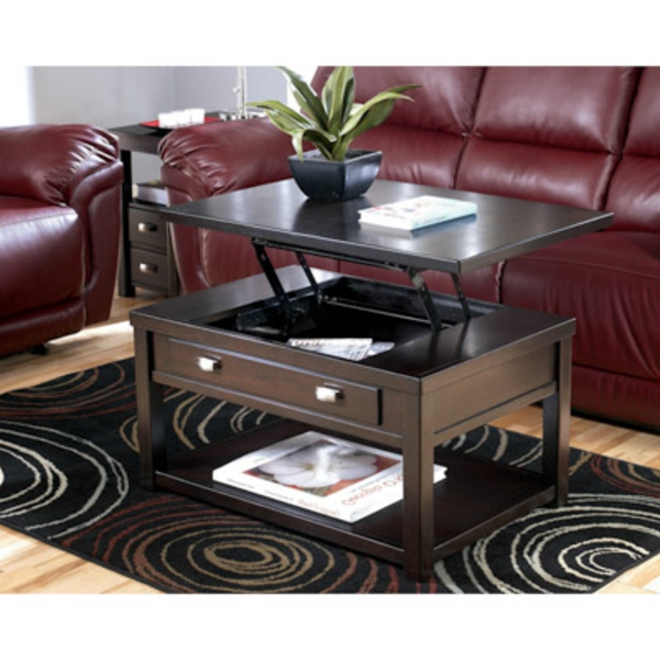 table-basse-avec-plateau-relevable-sofa-marron-tapis-en-noir-et-blanc