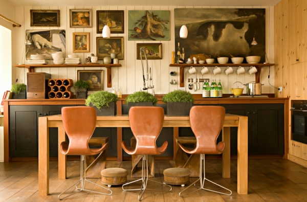 bigèkitchen-décoration-des-chaises-en-bois-confortables-et-desplantes-dans-la-cuisine