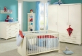 Le design de la chambre de bébé modernе en blanc