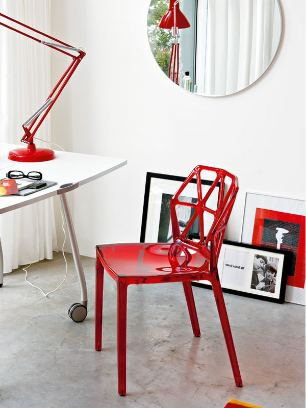 chaise-calligaris-une-chaise-rouge-près-d'un-bureau