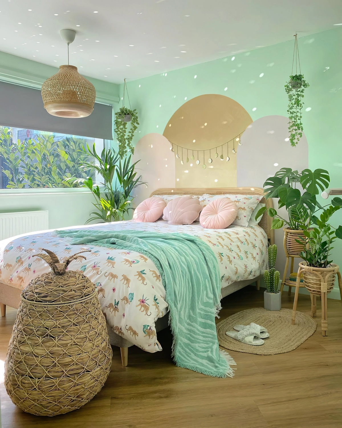 chambre boheme peinture vert d eau motifs geometriques mur suspension plante