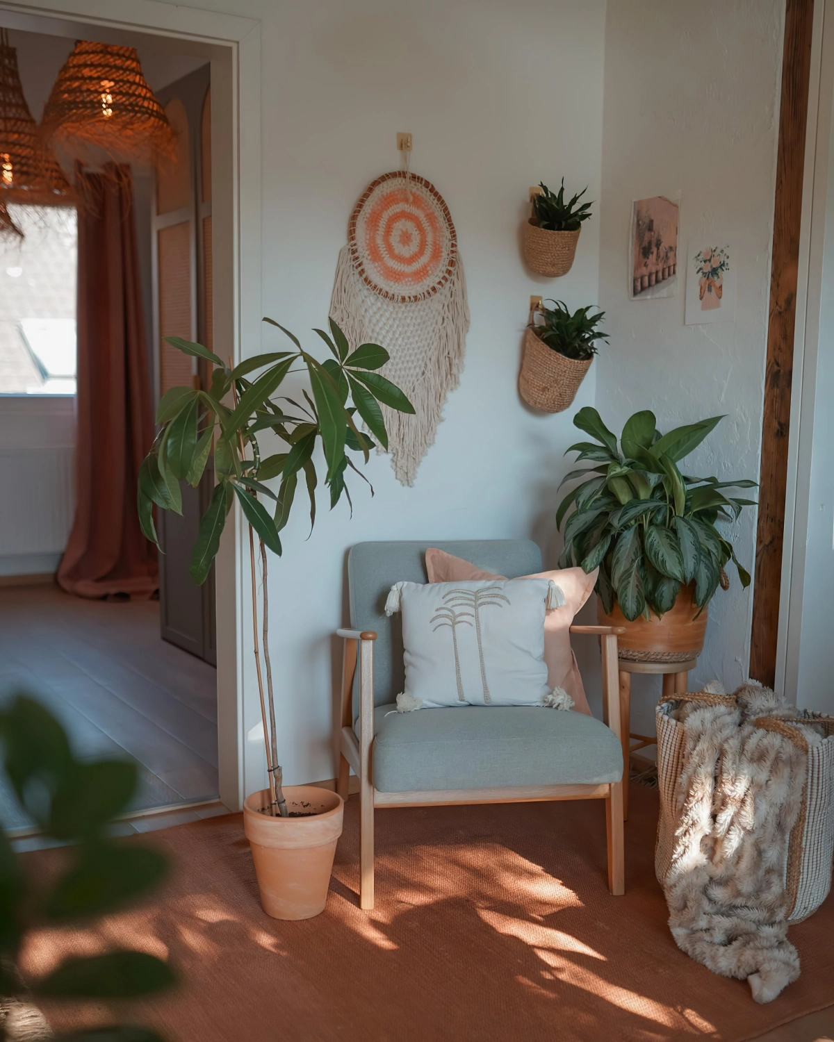 coin de repos fauteuil chaise bois coussin decoratif plante verte plaid