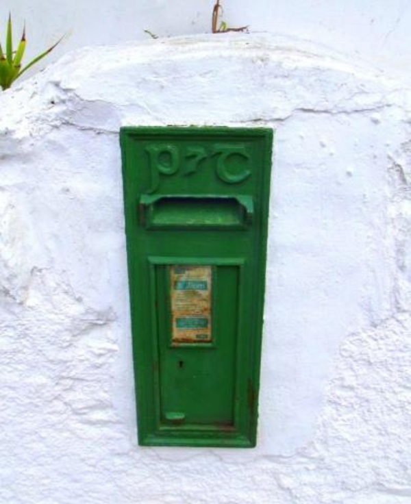 deco-de-la-boîte-aux-lettres-verte-dans-un-mur-blanc-en-pierre