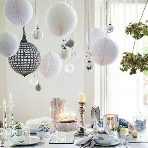 des-blancs-boules-décoration-et-table-décorer-en-blanc