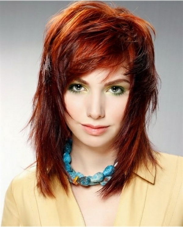 idées-coiffures-pour-cheveux-mi-longs-et-rouges-une-frange-asymétrique