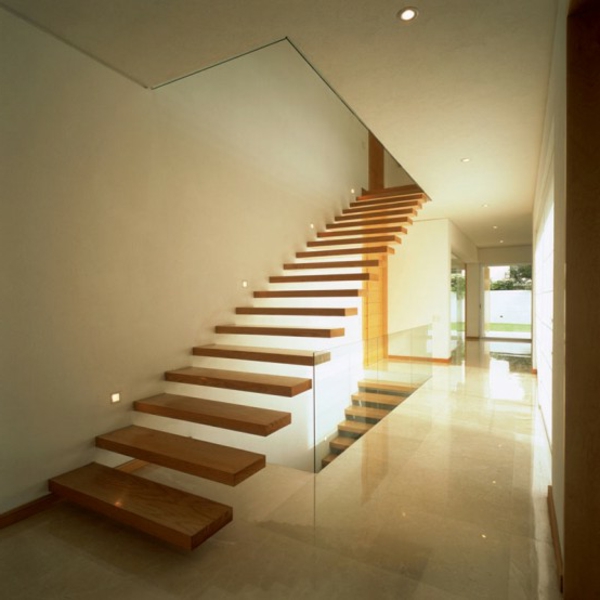 intérieur-de-la-maison-contemporaine-avec-des-escaliers-en-bois-ivoire