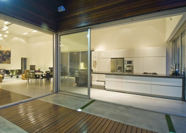 intérieur-de-la-maison-contemporaine-laqué-en-bois-et-style-minimaliste