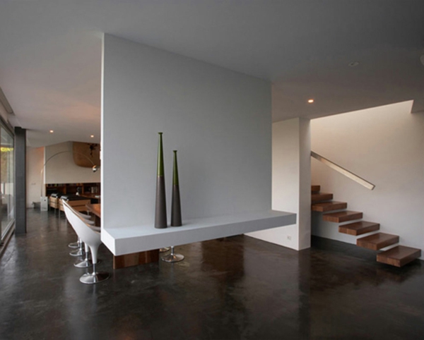 intérieur-de-la-maison-contemporaine-mur-blanc-et-escalier