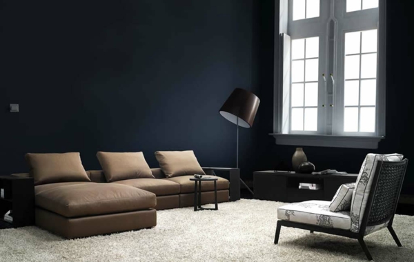 intérieur-de-la-maison-contemporaine-mur-noir-et-canapé-beige-et-fauteuil-gris
