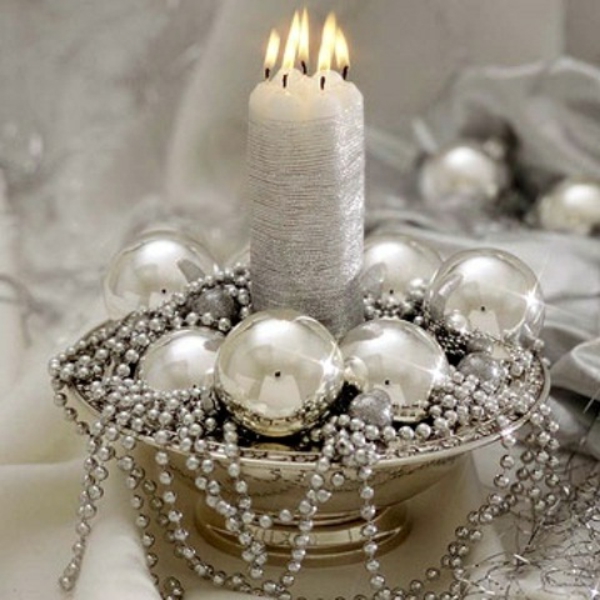 luxueuse-décoration-avec-des-perles-et-des-bougies