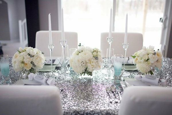 original-luxueuse-décoration-pour-votre-table-du-fête-avec-des-chamdeliers-et-bougies