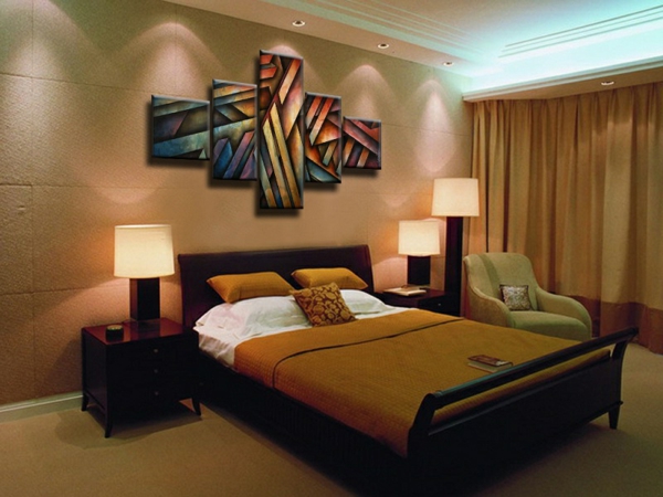 peinture-abstraite-cinq panneaux-magnifiques-dans-une-chambre-à-coucher-en-beige