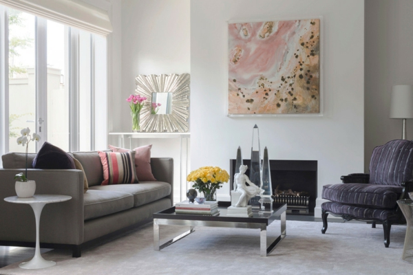 peinture-abstraite-en-couleurs-douces-et-table-en-acier-et-verre