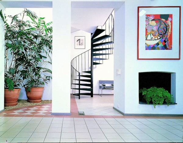 peinture-abstraite-et-escalier-spiral