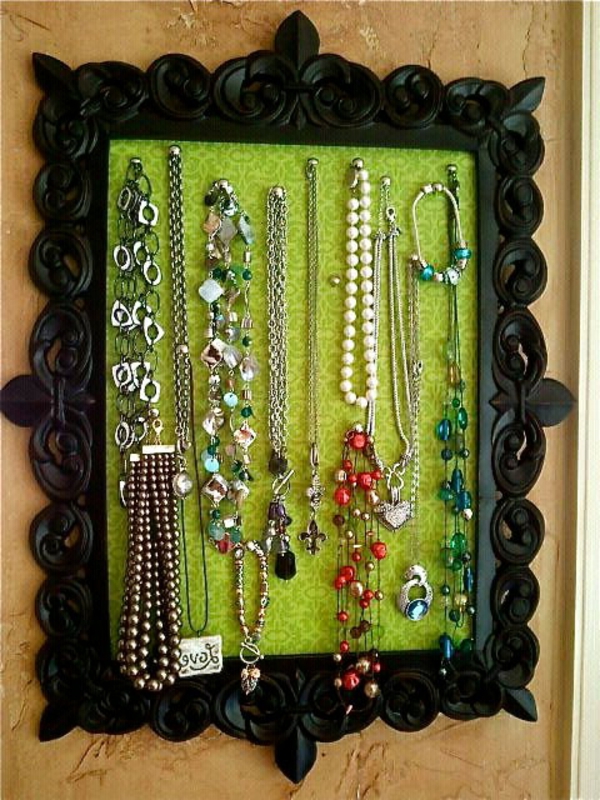 porte-bijoux-mural-encadrement-noir-ornementé-et-intérieur-vert