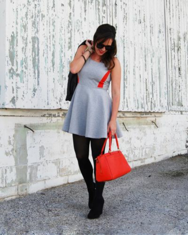 robe-patineuse-grise-assortie-avec-un-collant-noir-et-un-sac-rouge