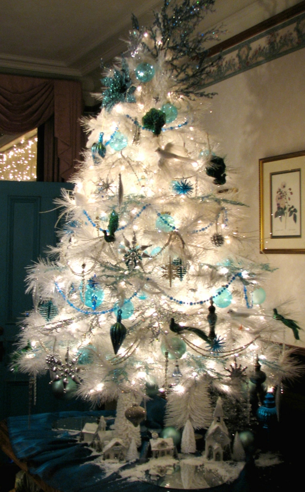 sapin-de-noel-blanc-décoré-d'éléments-turquoises