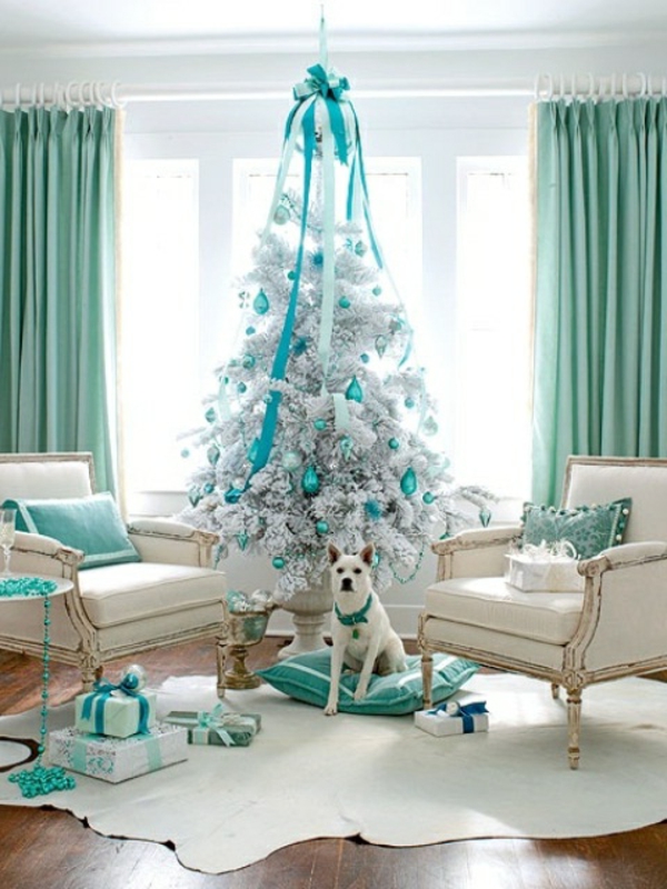 sapin-de-noel-blanc-intérieur-en-blanc-et-turquoise