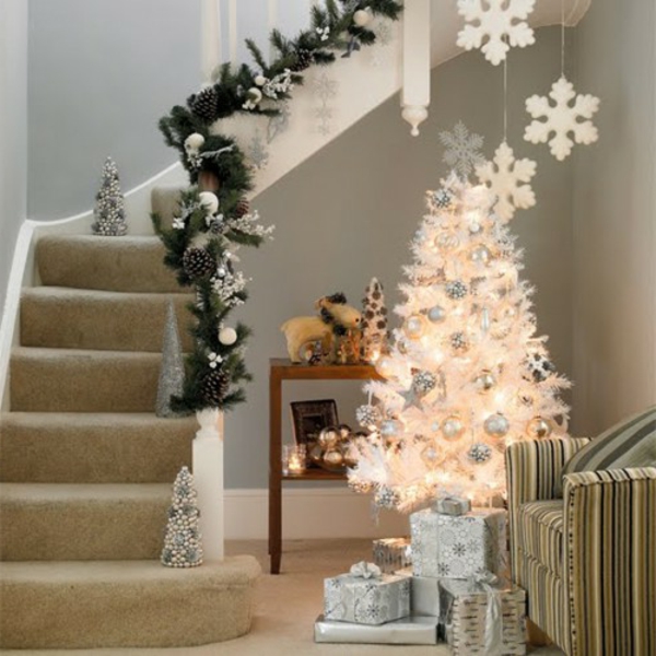 sapin-de-noel-blanc-joli-arbre-blanc-près-d'un-escalier