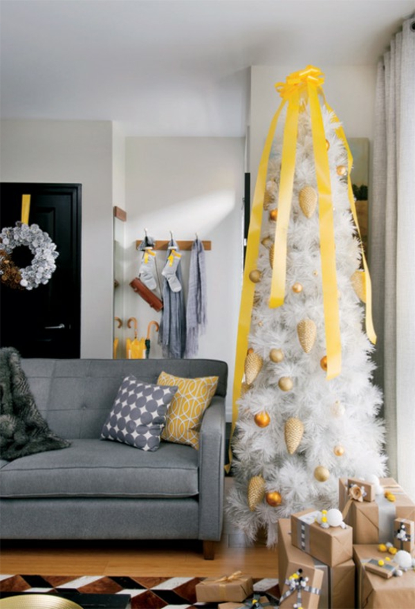 sapin-de-noel-blanc-sapin-blanc-décoré-d'éléments-jaunes-un-sofa-gris