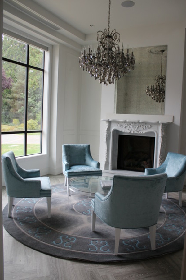 suspension-baroque-chaises-bleues-vintage-et-cheminée