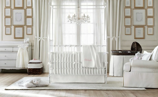 élégant-lit-de-bébé-moderne-en-blanc