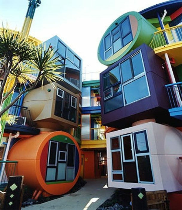 architecture-futuriste-sur-un-bâtiment-en-différents-formes-et-couleurs