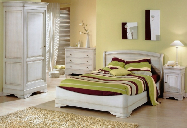 blanc-lit-et-décoration-avec-un-très-original-couverture-rayeur-et-armoir-en-style-vintage