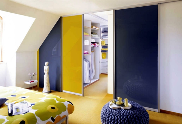 bleu-et-jaune-porte-coulissante-de-dressing