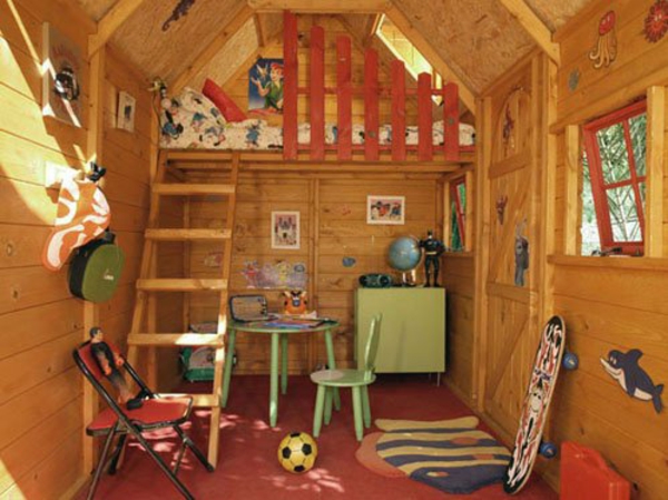 cabane-de-jardin-pour-enfant-un-intérieur-de-maisonnette-en-bois