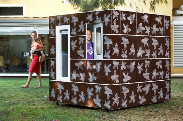 cabane-de-jardin-pour-enfant-une-maisonnette-en-bois-et-fer