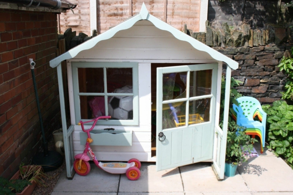 cabane-de-jardin-pour-enfant-une-mini-cabane-pour-enfants