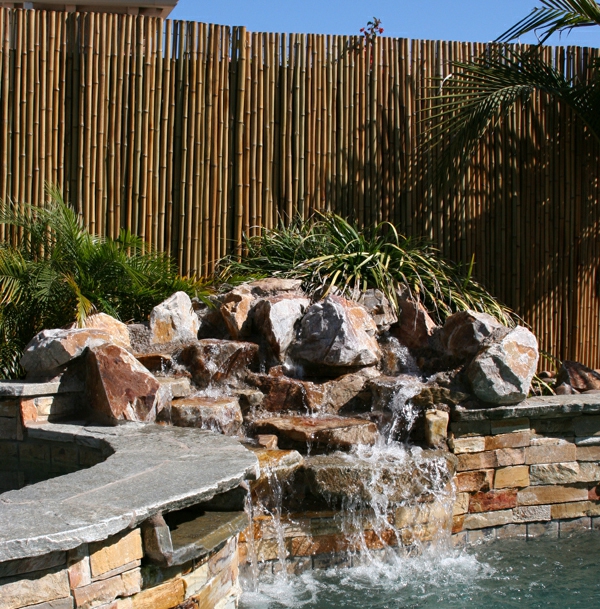 canisse-bambou-un-jardin-avec-piscine