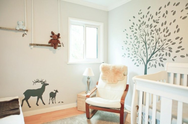 chambre-de-bebe-rêve-scandinave-avec-un-arbre-et-des-animeaux