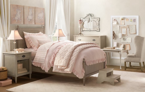chambre-pour-plus-grande-fille-adolessante-en-couleurs-doux-et-nuance-neutre-de-gris-et-rose