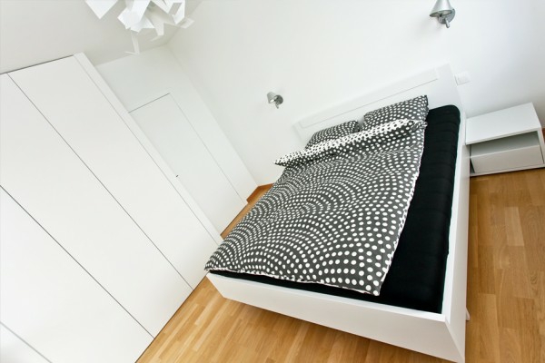 chambre-à-coucher-avec-une-platforme-en-blancet-un-garde-robe-avec-une-porte-coulissante