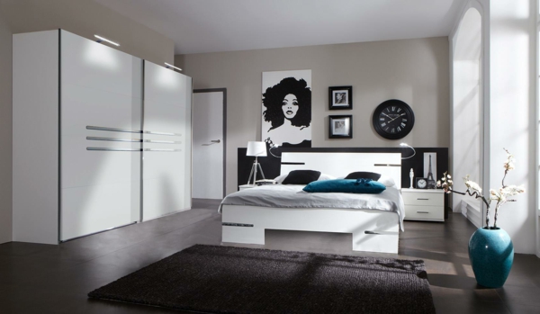 chambre-à-coucher-en-noir-et-blanc-avec-un-armoir
