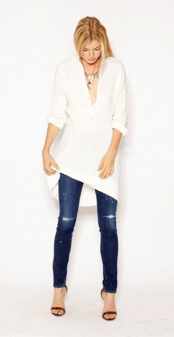 chemise-blanche-femme-avec-des-jeans-