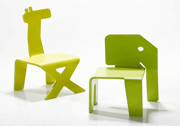 cool-chaises-pour-des-enfants-dans-la-forme-des-animeaux-vert