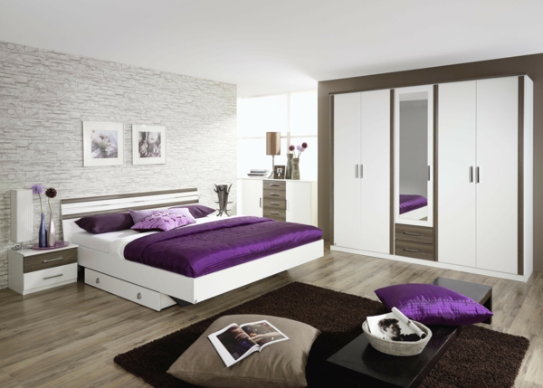 cool-design-pour-votre-chambre-à-coucher-et-des-drapeaux-en-violet