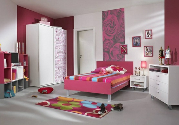 cool-idée-avec-un-paneua-mural-floral-avec-des-rose-et-sol-en-gris