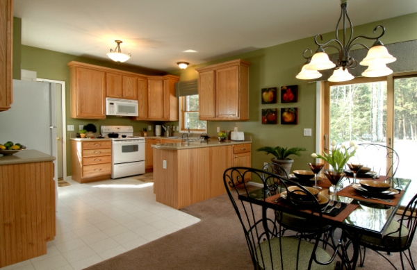 cuisine-ouverte-sur-la-salle-à-manger-carrelage-blanc-et-murs-verts